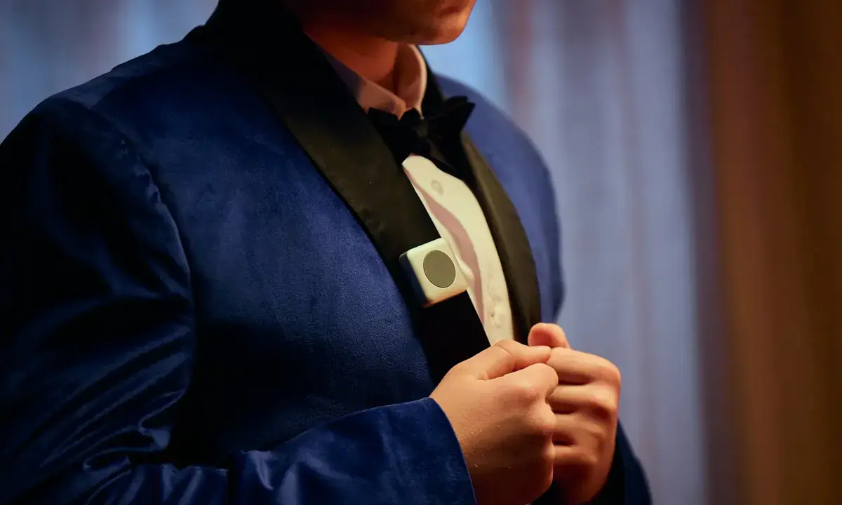 uomo che indossa Button