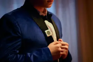 uomo che indossa Button