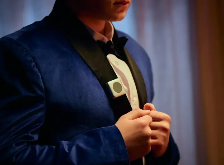 uomo che indossa Button