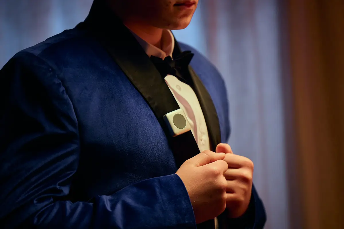 uomo che indossa Button